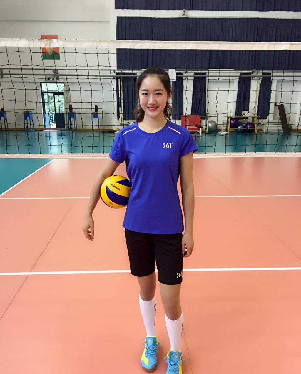 九游游戏平台包含穆古鲁扎回归赛场,绝杀首场状态亮眼,中国队观众沸腾!的词条