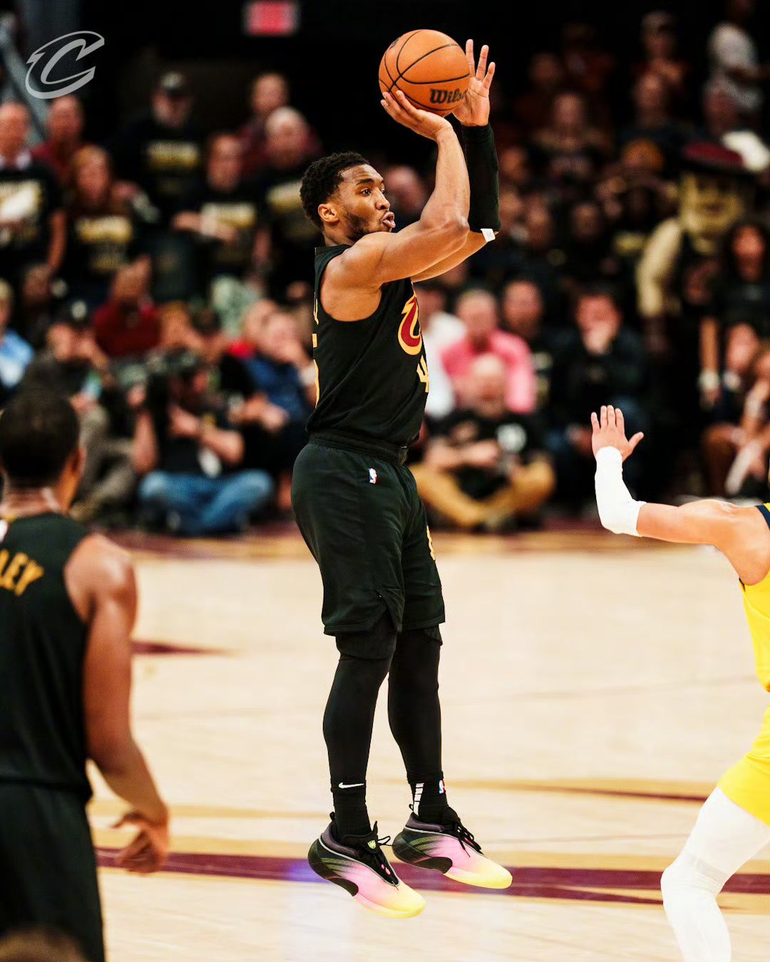 九游官方平台关于转折点里尔篮板制胜，NBA常规赛国际比赛日攻防权衡，悬念犹存，细节决定成败的信息