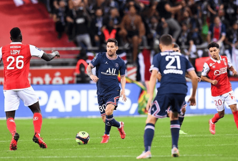 清晨法甲焦点战；瓦伦西亚绝杀压哨；引发热议；轮换策略成焦点的简单介绍